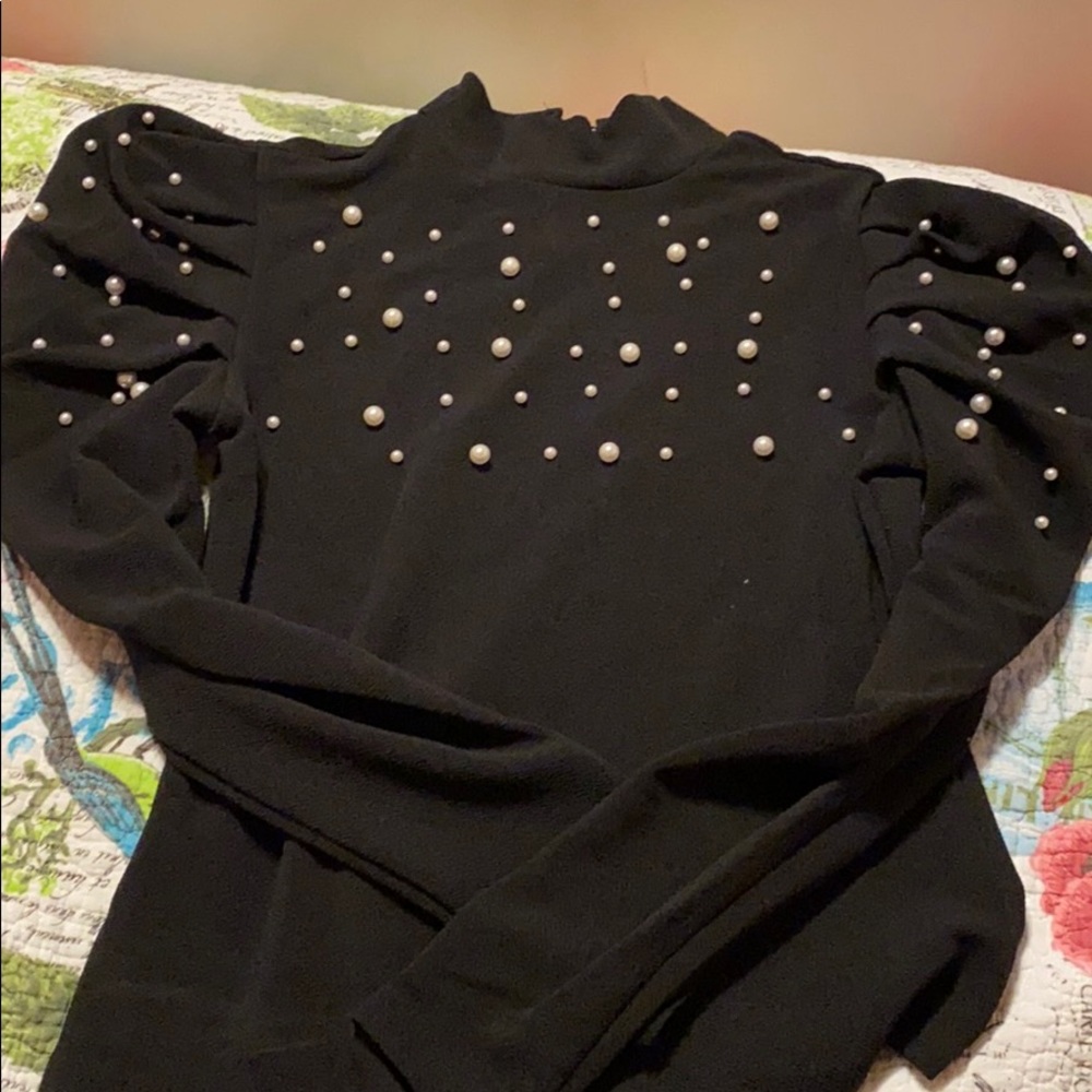 Pearl shirt with poofy shoulders